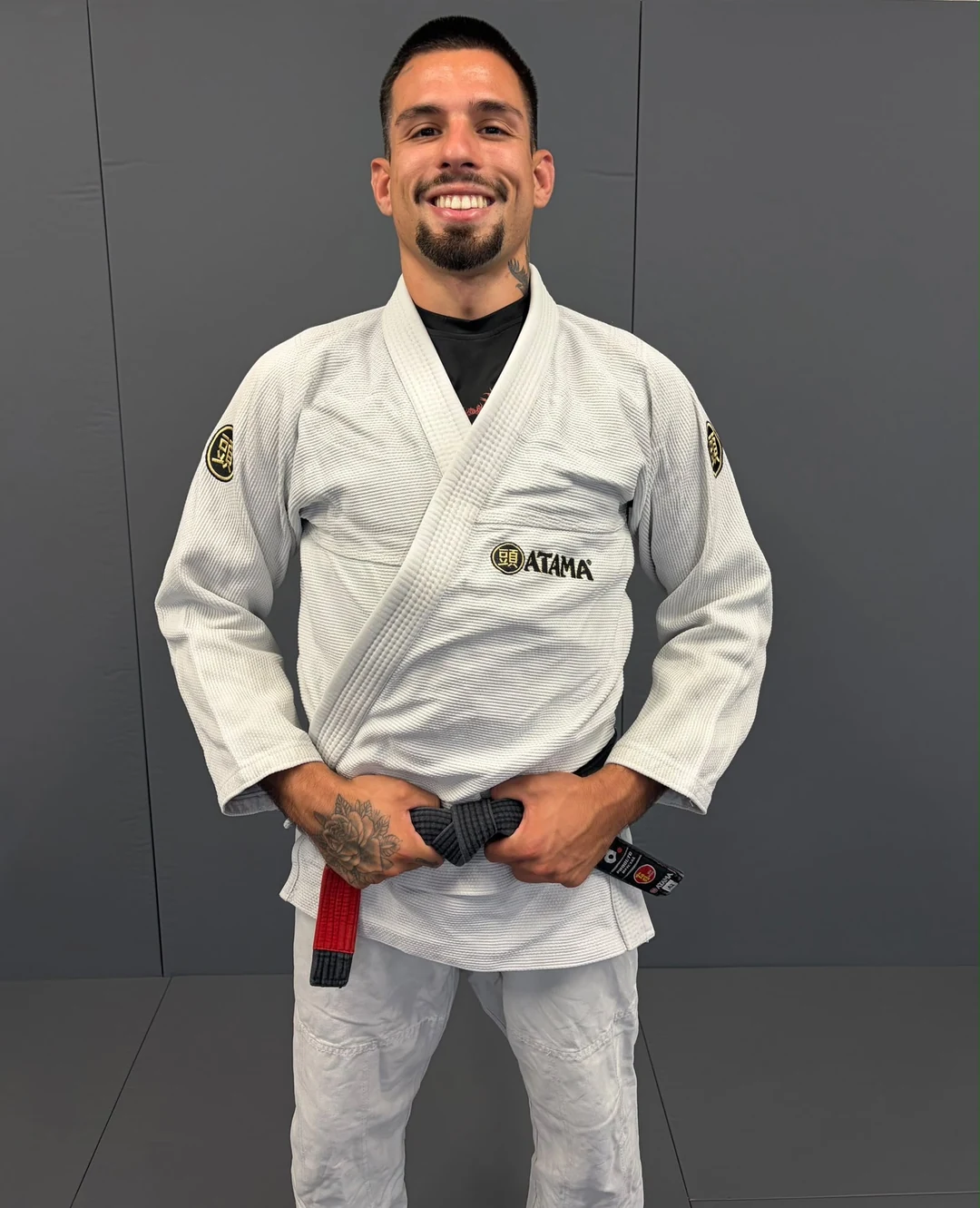 Daniel Gutzwiller, coach de Fight Connect, debout en kimono blanc, les mains sur sa ceinture noire.